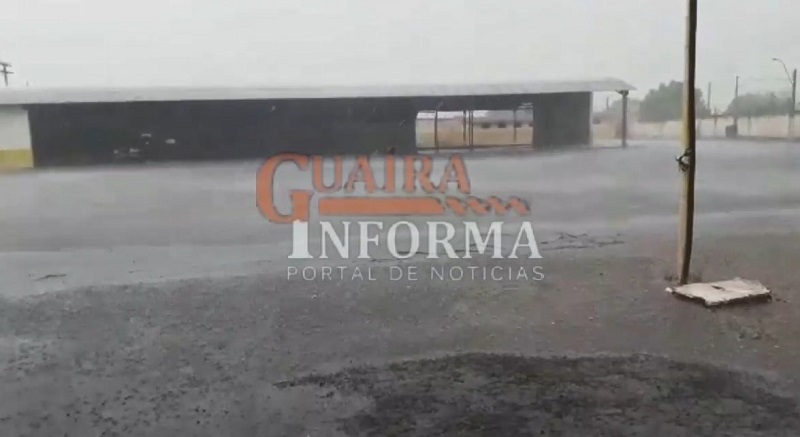 AGORA. VÍDEO: CHUVA FORTE, COM RAJADAS DE VENTO, ATINGEM MIGUELÓPOLIS