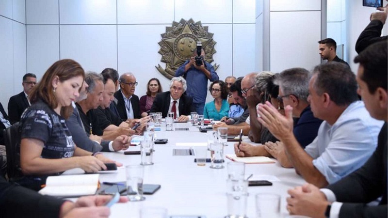 LULA ENFRENTA PRIMEIRO DESGASTE COM SERVIDORES FEDERAIS. FUNCIONÁRIOS REJEITAM REAJUSTE PROPOSTO PELO GOVERNO