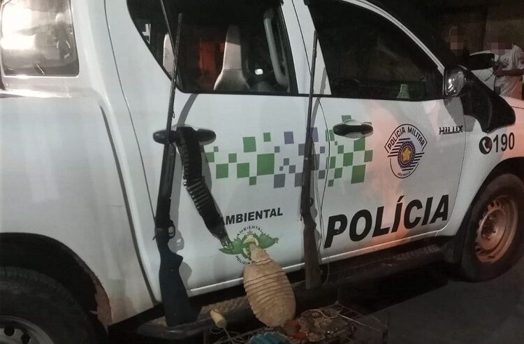 REGIÃO: POLÍCIA AMBIENTAL PRENDE CAÇADORES POR PORTE ILEGAL DE ARMA E PETRECHOS PARA CAÇA