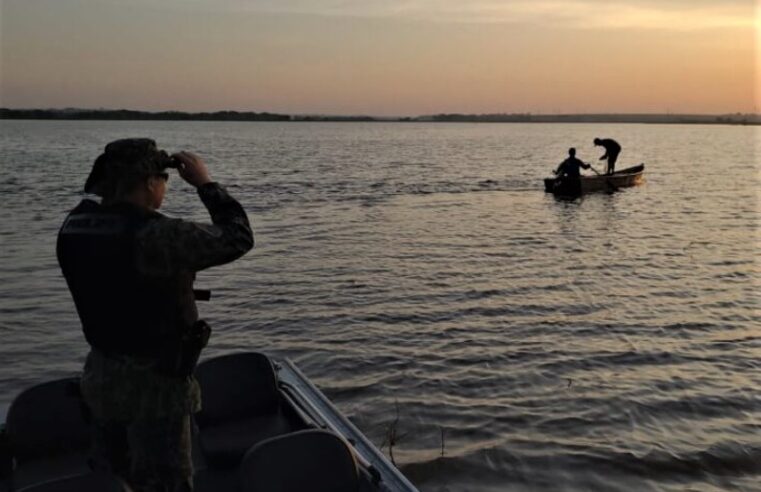 PESCADORES SÃO FLAGRADOS COM REDES E 120 KGS DE PEIXES EM COLÔMBIA