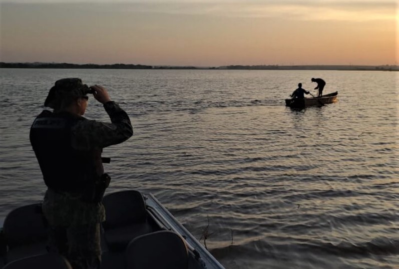 PESCADORES SÃO FLAGRADOS COM REDES E 120 KGS DE PEIXES EM COLÔMBIA