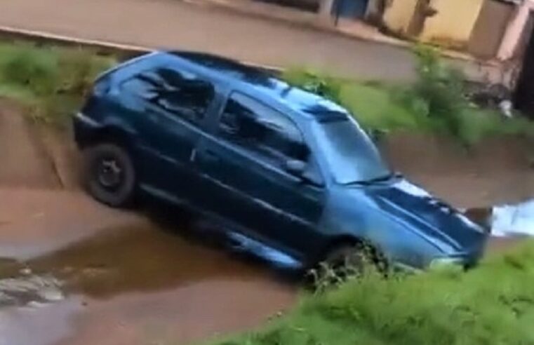 CARRO CAI EM VALETA NO BAIRRO JOÃO VACARO, EM GUAÍRA