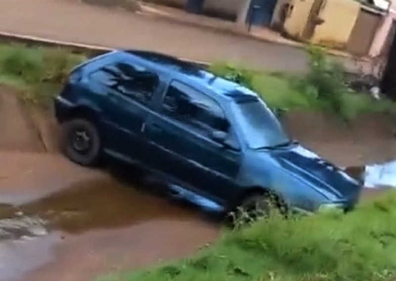 CARRO CAI EM VALETA NO BAIRRO JOÃO VACARO, EM GUAÍRA