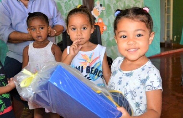 ESTUDANTES DE GUAÍRA RECEBEM KITS DE MATERIAIS ESCOLARES. NÃO HÁ DATA PARA ENTREGA DOS UNIFORMES