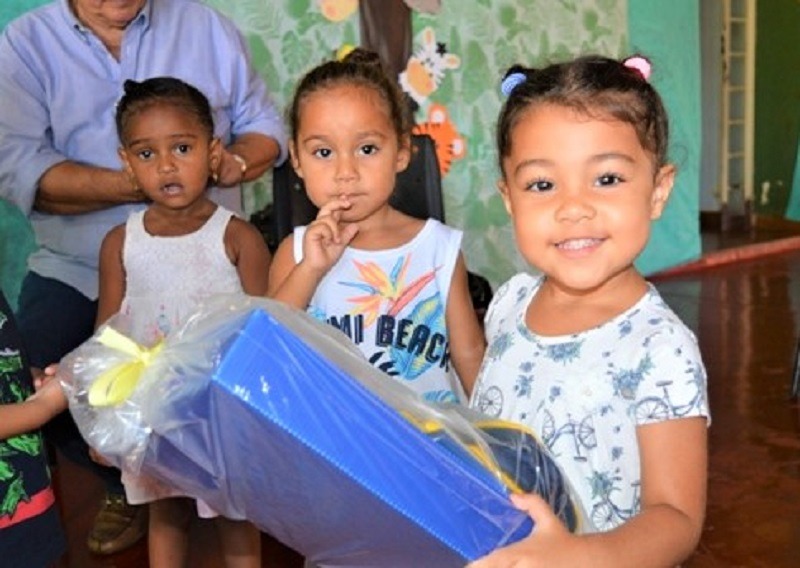 ESTUDANTES DE GUAÍRA RECEBEM KITS DE MATERIAIS ESCOLARES. NÃO HÁ DATA PARA ENTREGA DOS UNIFORMES