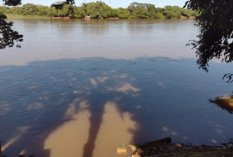 CORPO É ENCONTRADO COM FERIMENTOS A TIROS NO RIO PARDO. VÍTIMA TINHA PÉS E MÃOS AMARRADOS