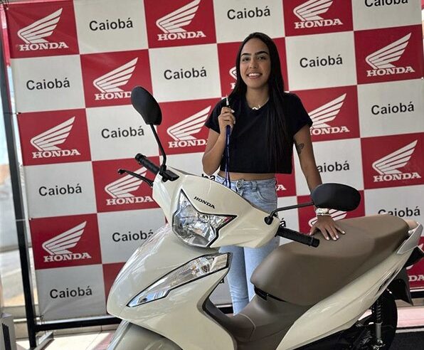 MAIS UMA CLIENTE REALIZANDO SEU SONHO. STHEFANE GABRIELLE DA SILVA, CONTEMPLADA PELO CONSÓRCIO HONDA CAIOBÁ GUAÍRA COM SUA BIZ 125 CC. VENHA VOCÊ TAMBÉM PARA A CAIOBÁ. FALE COM A ANDRÉIA E CONQUISTE SUA LIBERDADE!!!