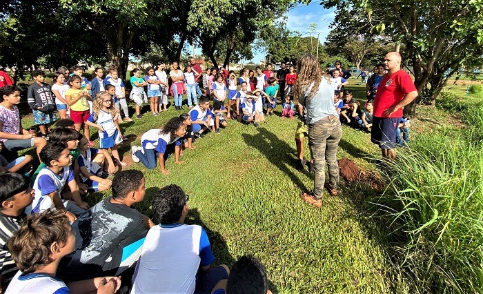 ESTUDANTES PLANTÃO 250 MUDAS DE ÁRVORES FRUTÍFERAS NO PARQUE MARACÁ, EM GUAÍRA