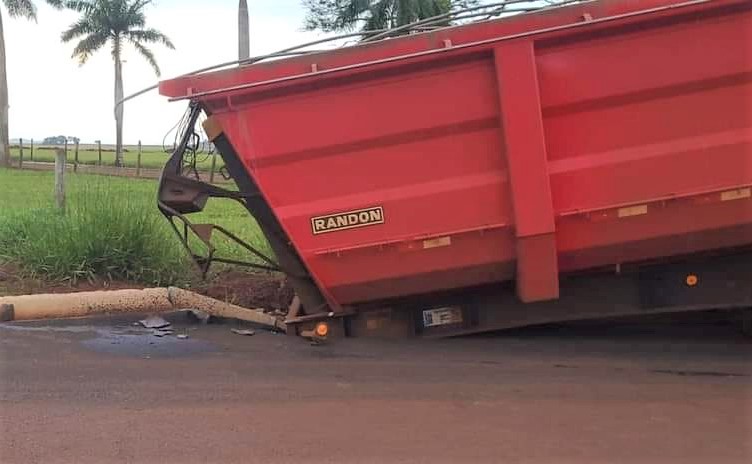 ASFALTO CEDE E CARRETA AFUNDA EM CICLOVIA EM CONSTRUÇÃO EM MIGUELÓPOLIS