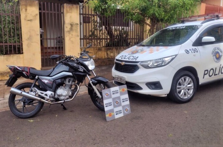 HOMEM DE MIGUELÓPOLIS É PRESO, EM FLAGRANTE, COM MOTO FURTADA EM BARRETOS