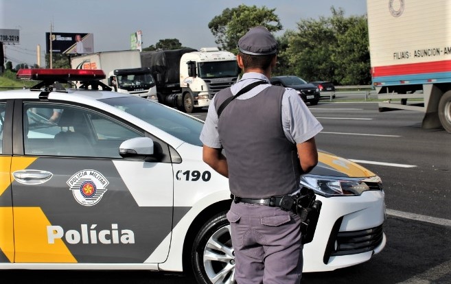 MOTORISTA USA CAMINHÃO PARA OBRIGAR CONDUTOR EMBRIAGADO A ESTACIONAR CARRO NA RODODIA ASSIS CHATEAUBRIAND