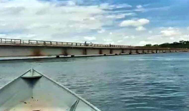 VIDEO; CENA RARA: CHEIA DO RIO GRANDE IMPEDE PASSAGEM DE BARCOS SOB A PONTE EM COLÔMBIA