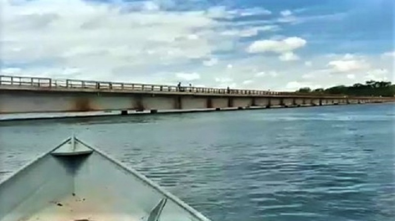 VIDEO; CENA RARA: CHEIA DO RIO GRANDE IMPEDE PASSAGEM DE BARCOS SOB A PONTE EM COLÔMBIA