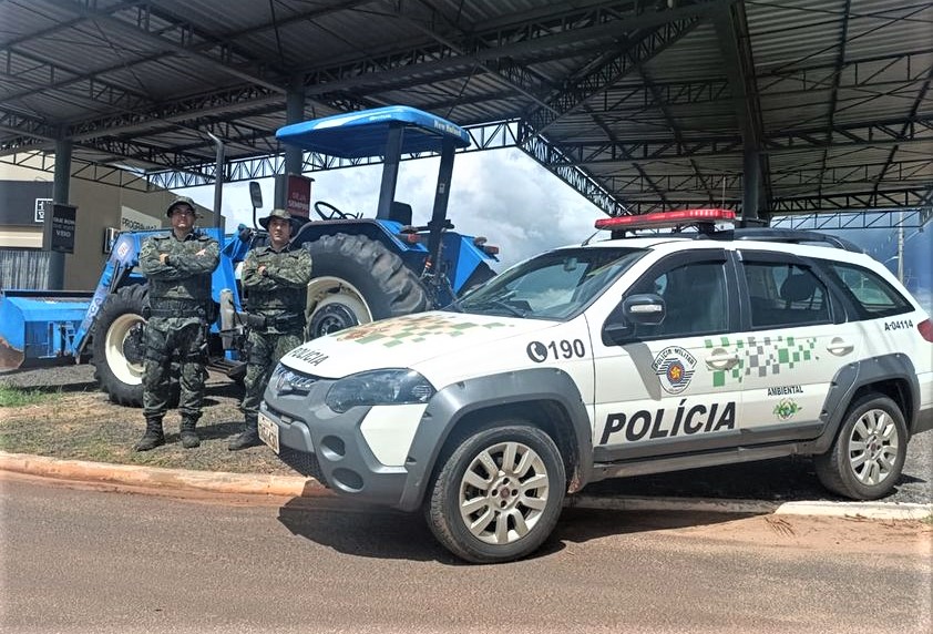 POLÍCIA AMBIENTAL RECUPERA TRATOR FURTADO EM OLÍMPIA