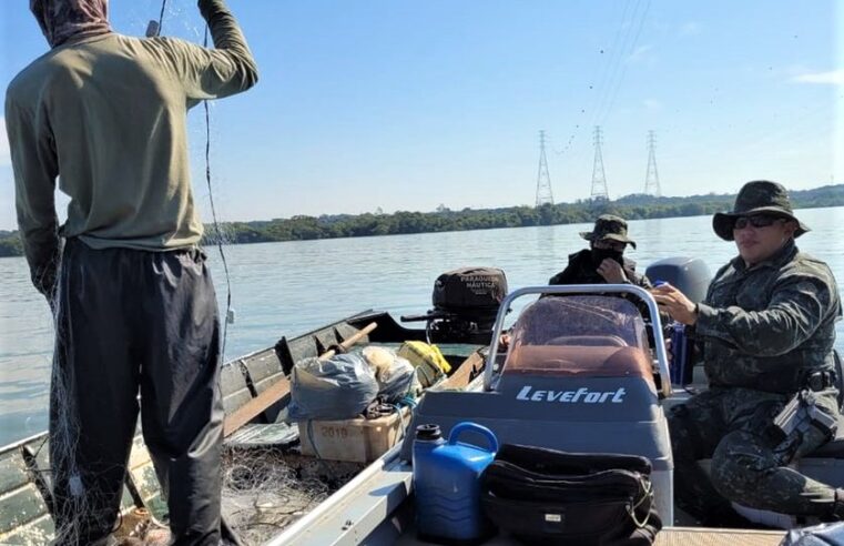 PESCADORES PROFISSIONAIS SÃO AUTUADOS POR USO DE REDES IRREGULARES EM COLÔMBIA (SP)