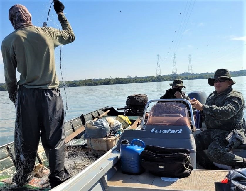 PESCADORES PROFISSIONAIS SÃO AUTUADOS POR USO DE REDES IRREGULARES EM COLÔMBIA (SP)