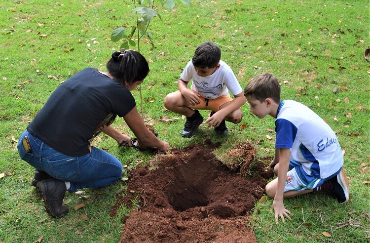 COM APOIO DE FURNAS, ESTUDANTES DE GUAÍRA PLANTAM MUDAS DE ÁRVORES NATIVAS NO ZOO MUNICIPAL