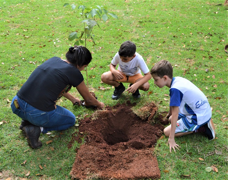 COM APOIO DE FURNAS, ESTUDANTES DE GUAÍRA PLANTAM MUDAS DE ÁRVORES NATIVAS NO ZOO MUNICIPAL