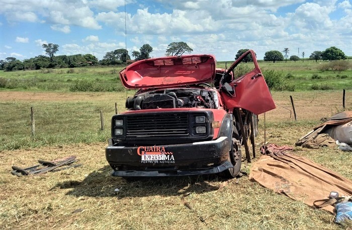 CAMINHÃO TOMBA EM VICINAL PRÓXIMO À CURVA DA CRIMINOSA, EM GUAÍRA. CONDUTOR FICOU FERIDO NO ACIDENTE