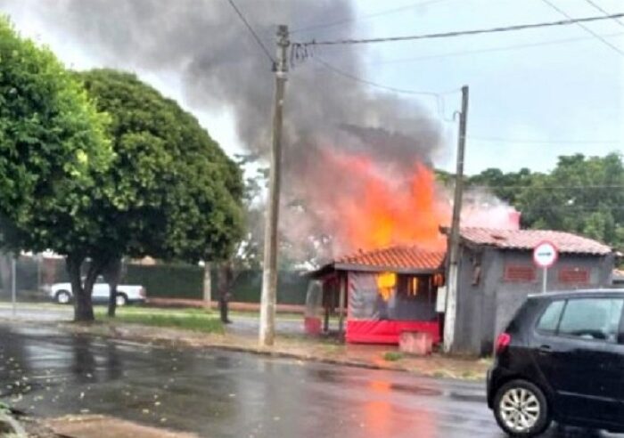 INCÊNDIO DESTRÓI QUIOSQUE DE LANCHES NA FRADE MONTE, EM BARRETOS