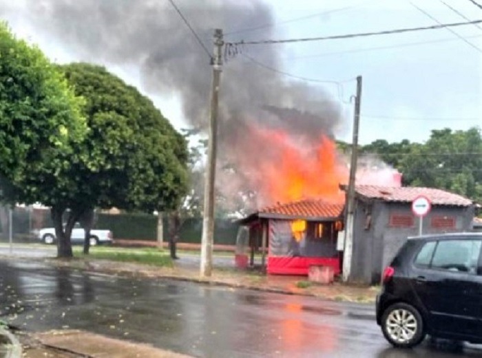 INCÊNDIO DESTRÓI QUIOSQUE DE LANCHES NA FRADE MONTE, EM BARRETOS