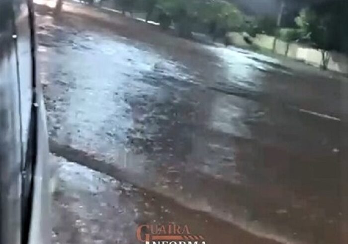 AGORA: ALERTA: CARRO CAI DENTRO DA VALETA NA AVENIDA JOSÉ FLORES, EM GUAÍRA, INUNDADA PELAS CHUVAS