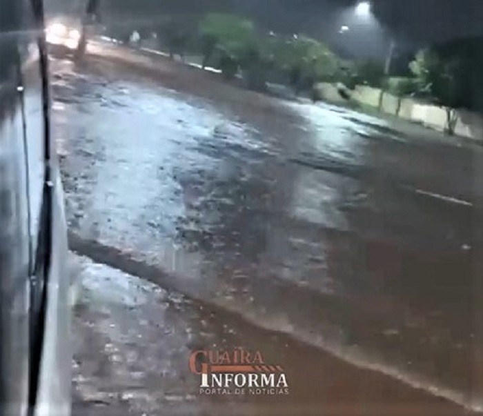 AGORA: ALERTA: CARRO CAI DENTRO DA VALETA NA AVENIDA JOSÉ FLORES, EM GUAÍRA, INUNDADA PELAS CHUVAS