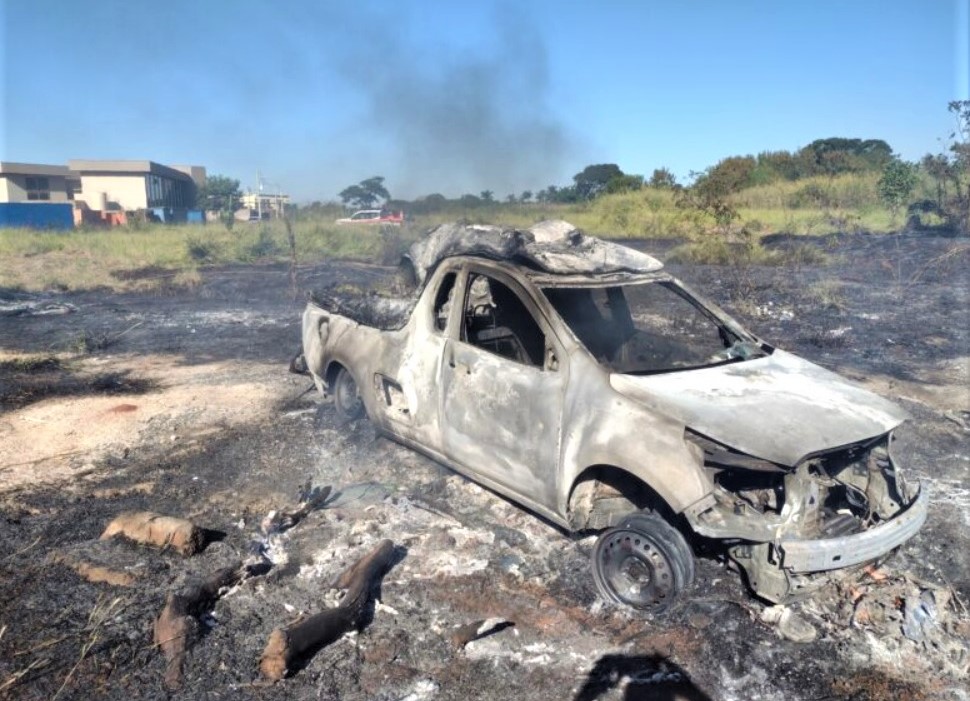 INCÊNDIO DESTRÓI AMBULÂNCIA EM BARRETOS