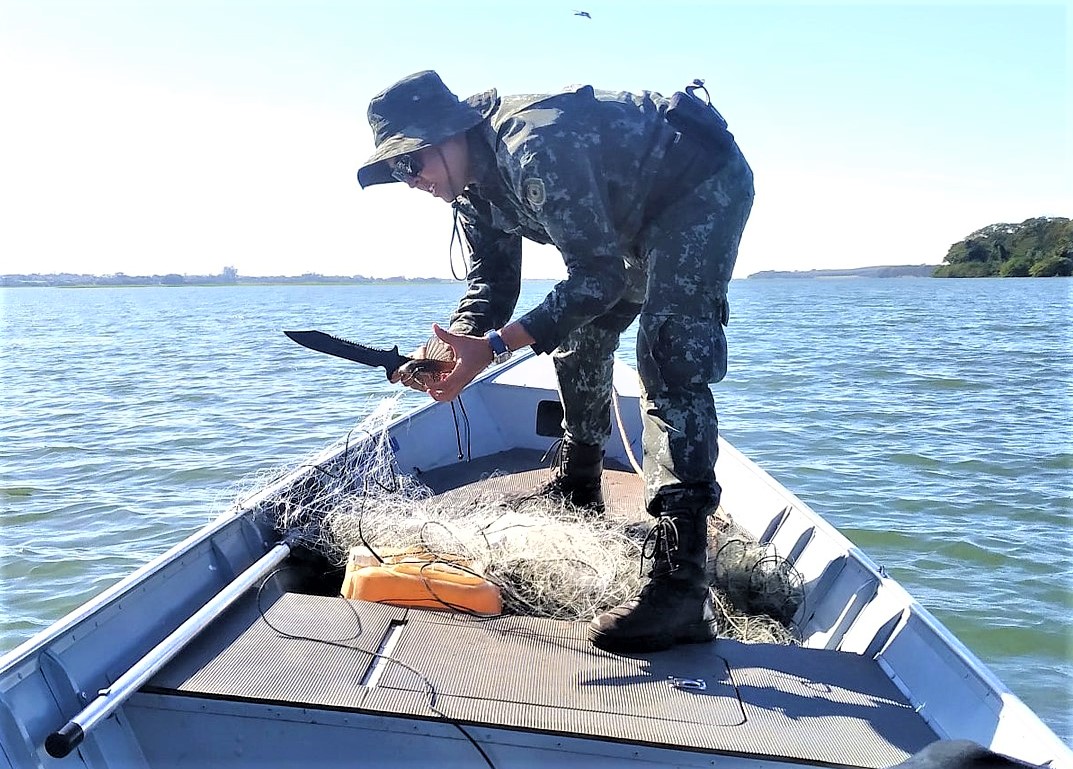 PESCADOR PROFISSIONAL É AUTUADO PELA POLÍCIA EM COLÔMBIA/SP