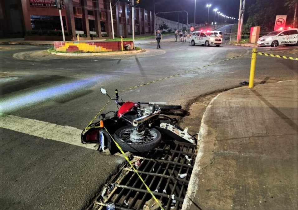 REGIÃO: MOTOCICLISTA MORRE AO FUGIR DA POLÍCIA MILITAR, EM OLÍMPIA