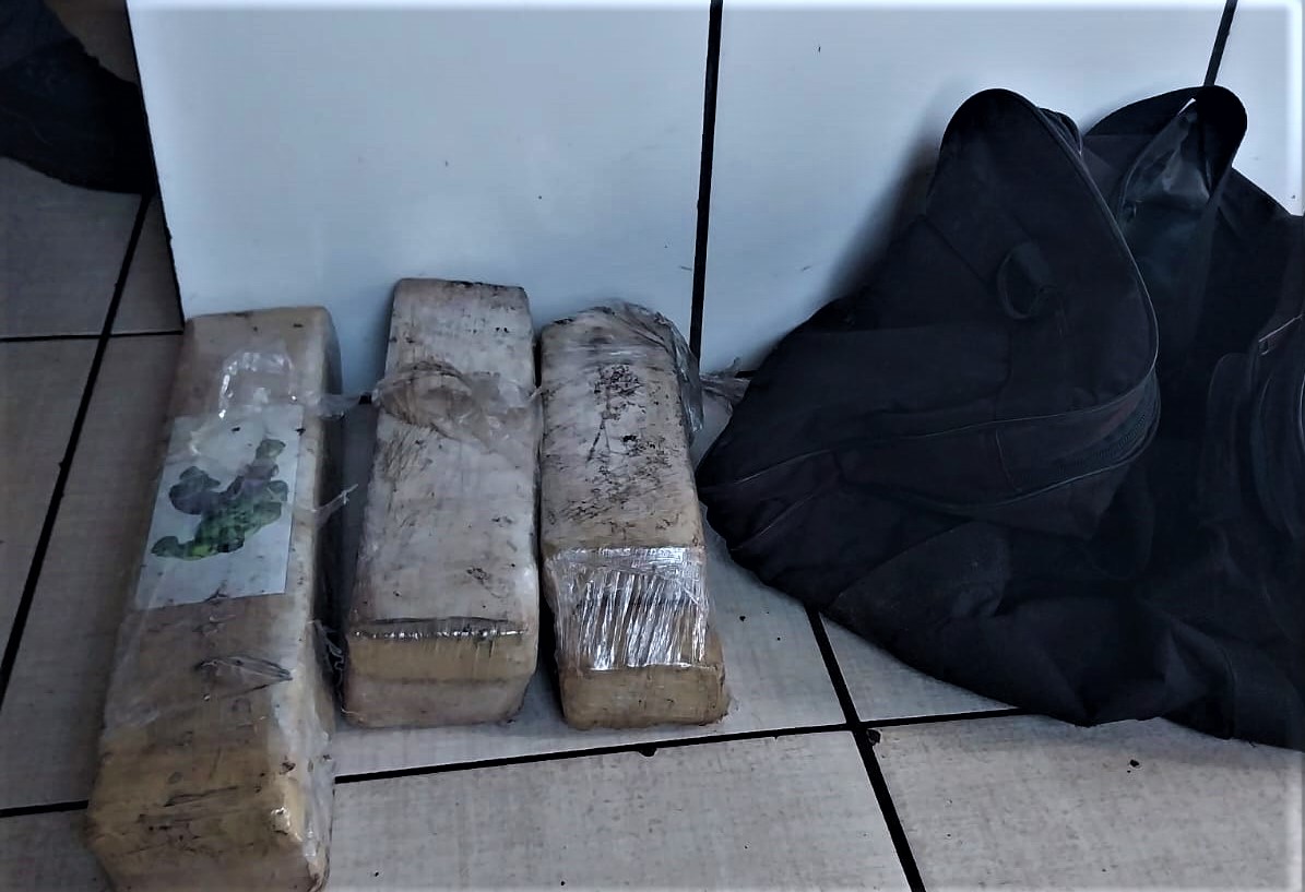 POLÍCIA MILITAR FAZ APREENSÃO DE 6 KGS DE MACONHA DURANTE OPERAÇÃO EM GUAÍRA