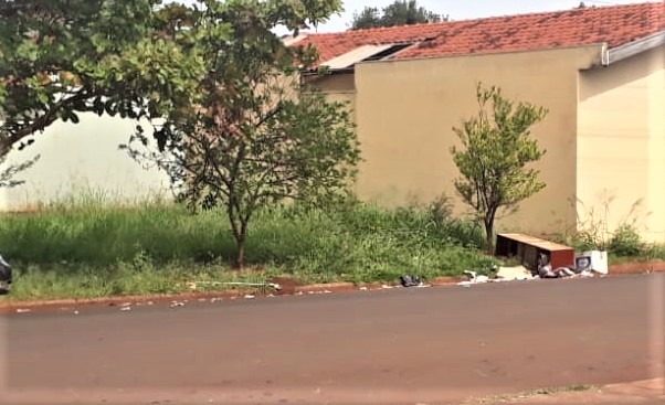 MORADORES GUAIRENSES RECLAMAM DE LIXO E MATO ALTO EM TERRENO NO BAIRRO ELDORADO