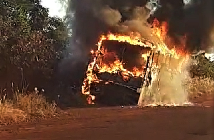 VÍDEO; ÔNIBUS É CONSUMIDO PELO FOGO EM GUAÍRA