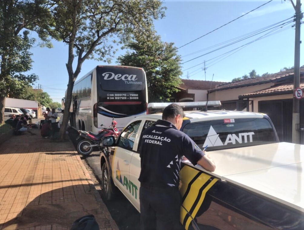 ANTT INTERCEPTA ÔNIBUS EM SITUAÇÃO IRREGULAR COM PASSAGEIROS EM BARRETOS