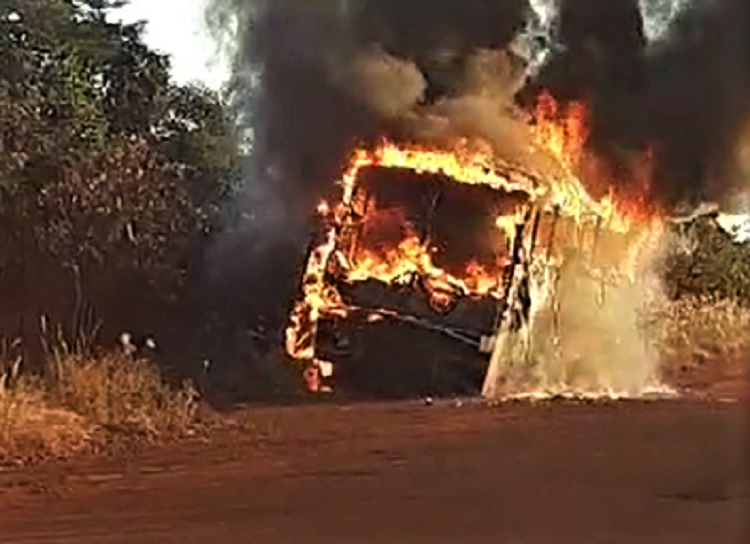 VÍDEO; ÔNIBUS É CONSUMIDO PELO FOGO EM GUAÍRA