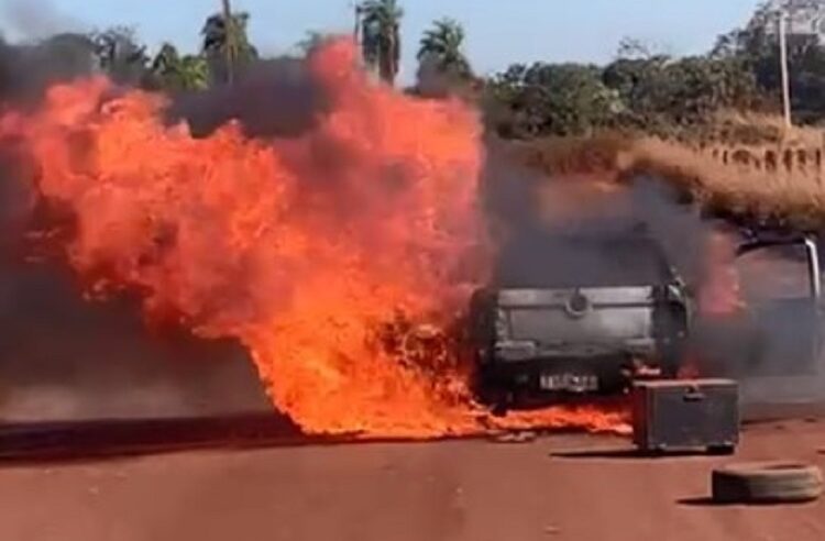 VEÍCULO É DESTRUÍDO PELO FOGO NA ESTRADA DA MATA EM GUAÍRA