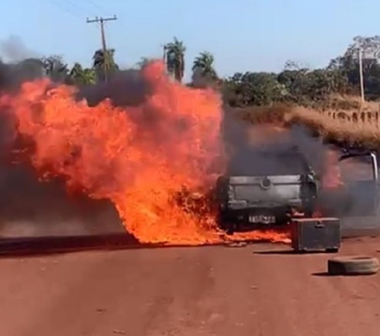 VEÍCULO É DESTRUÍDO PELO FOGO NA ESTRADA DA MATA EM GUAÍRA