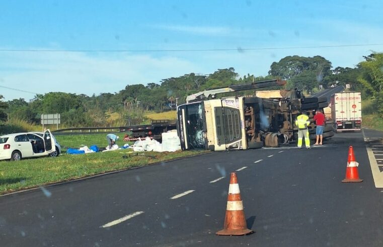 CARRETA TOMBA NA RODOVIA ASSIS CHATEAUBRIAND, EM BARRETOS, E PEGA FOGO