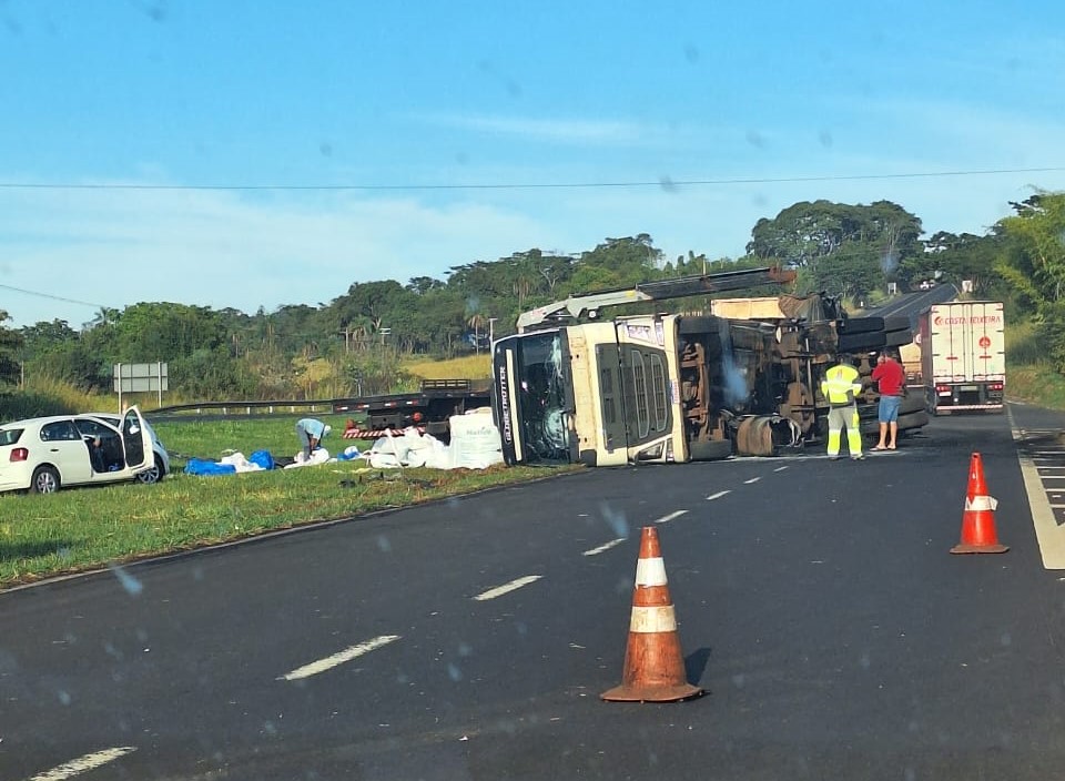 CARRETA TOMBA NA RODOVIA ASSIS CHATEAUBRIAND, EM BARRETOS, E PEGA FOGO