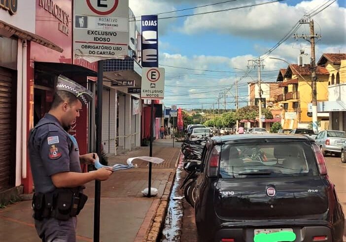 POLÍCIA MILITAR INTENSIFICA FISCALIZAÇÃO DE ESTACIONAMENTO IRREGULAR NO CENTRO DE GUAÍRA