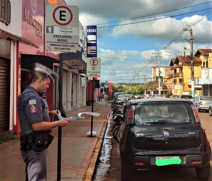 POLÍCIA MILITAR INTENSIFICA FISCALIZAÇÃO DE ESTACIONAMENTO IRREGULAR NO CENTRO DE GUAÍRA