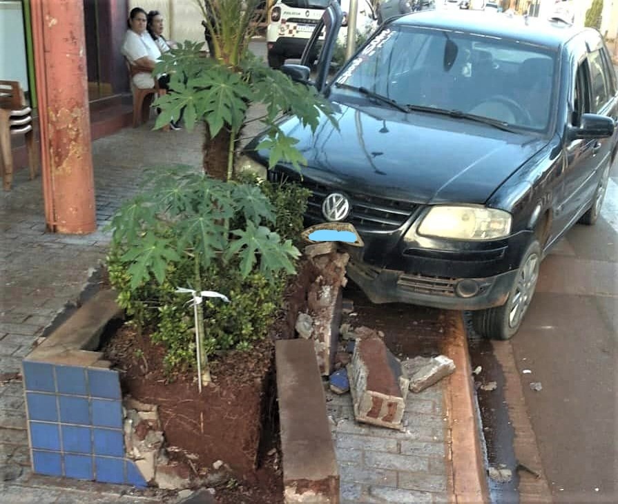 MOTORISTA INVADE CALÇADÃO NO CENTRO DE MIGUELÓPOLIS E BATE EM CANTEIRO