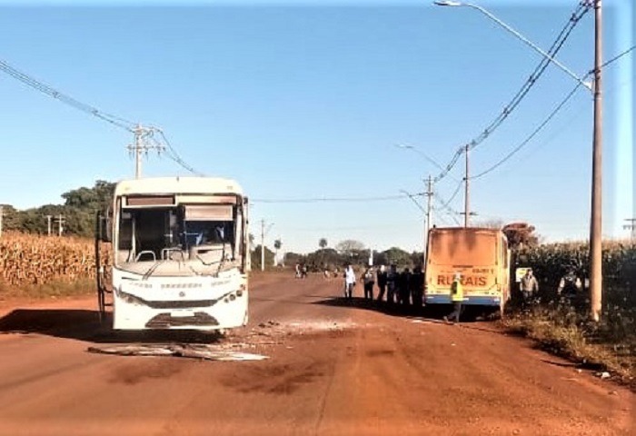 ÔNIBUS COM TRABALHADORES DE USINAS DE GUAÍRA SE ENVOLVEM EM ACIDENTE NO ANEL VIÁRIO JÚLIO RUBIN