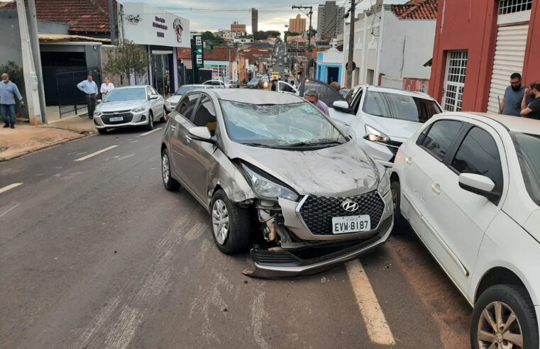 ACIDENTE ENVOLVE SEIS VEÍCULOS NO CENTRO DE BARRETOS