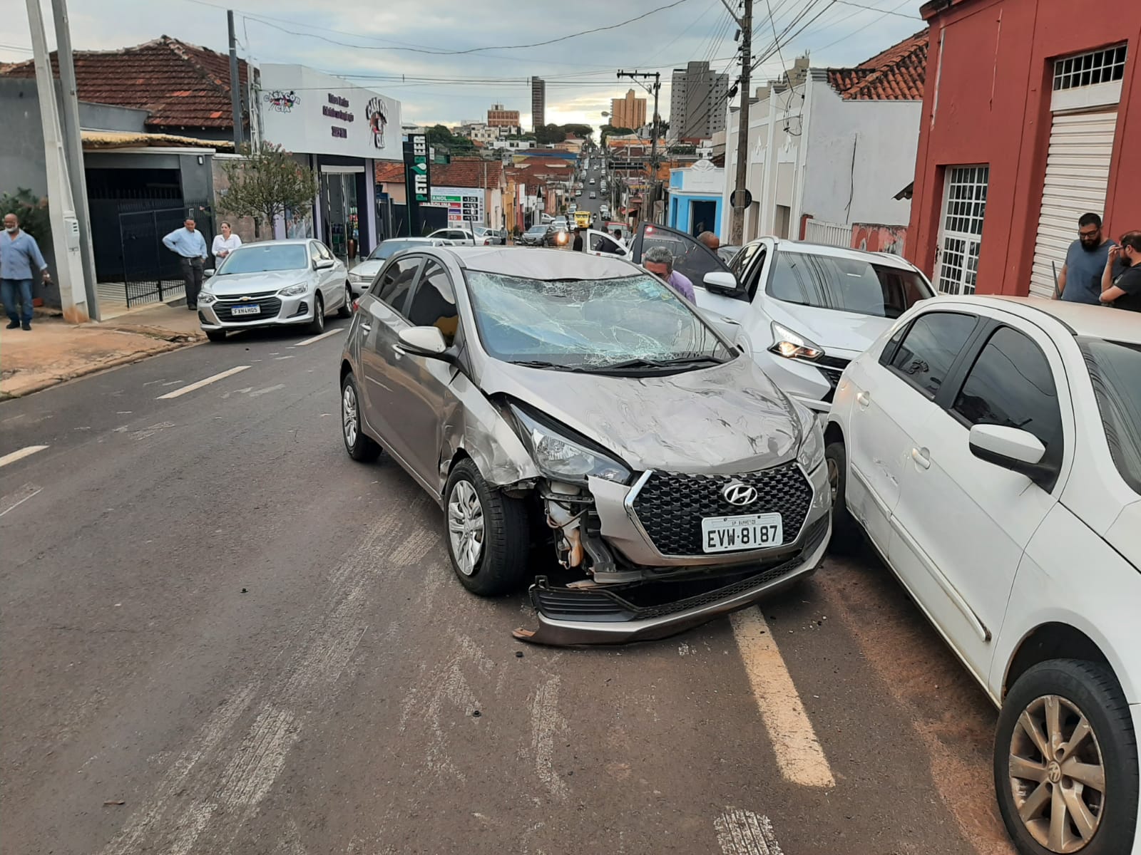 ACIDENTE ENVOLVE SEIS VEÍCULOS NO CENTRO DE BARRETOS