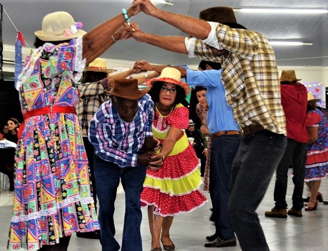 DIA 7 TEM BAILE JULINO PARA MELHOR IDADE DE GUAÍRA