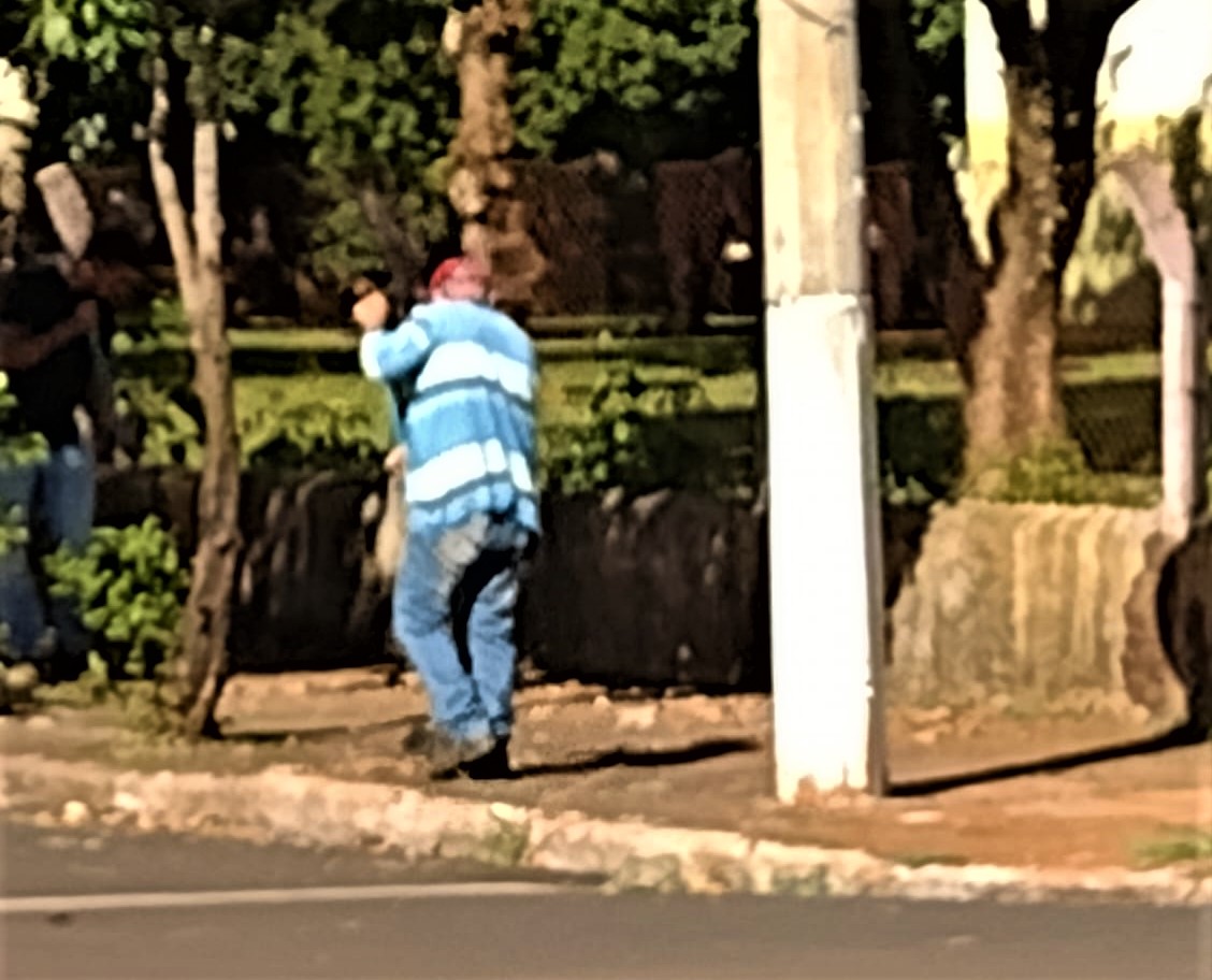 APÓS REPORTAGEM, PREFEITURA REALIZA LIMPEZA DO EM TORNO DE CRECHE EM GUAÍRA