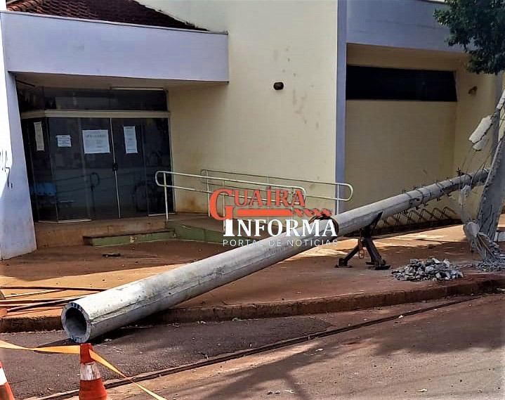 CONDUTOR DERRUBA POSTE EM COLISÃO NO BAIRRO TONICO GARCIA