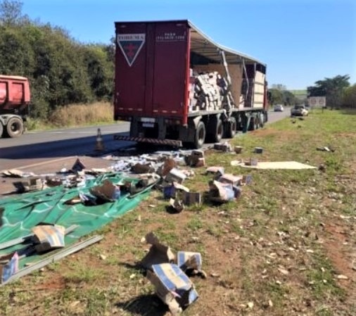 CARGA CAI NA RODOVIA FARIA LIMA EM COLÔMBIA. POLÍCIA EVITA SAQUE DA MERCADORIA