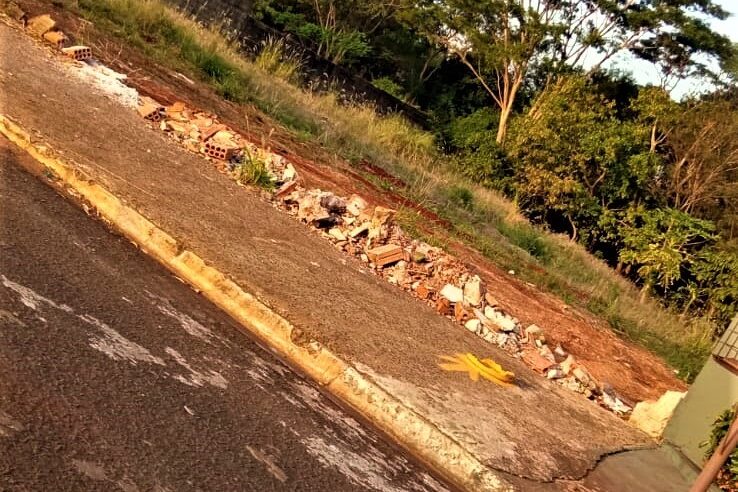 POPULAÇÃO DENUNCIA DESCARTE IRREGULAR DE LIXO NO BAIRRO PORTAL DO LAGO EM GUAÍRA